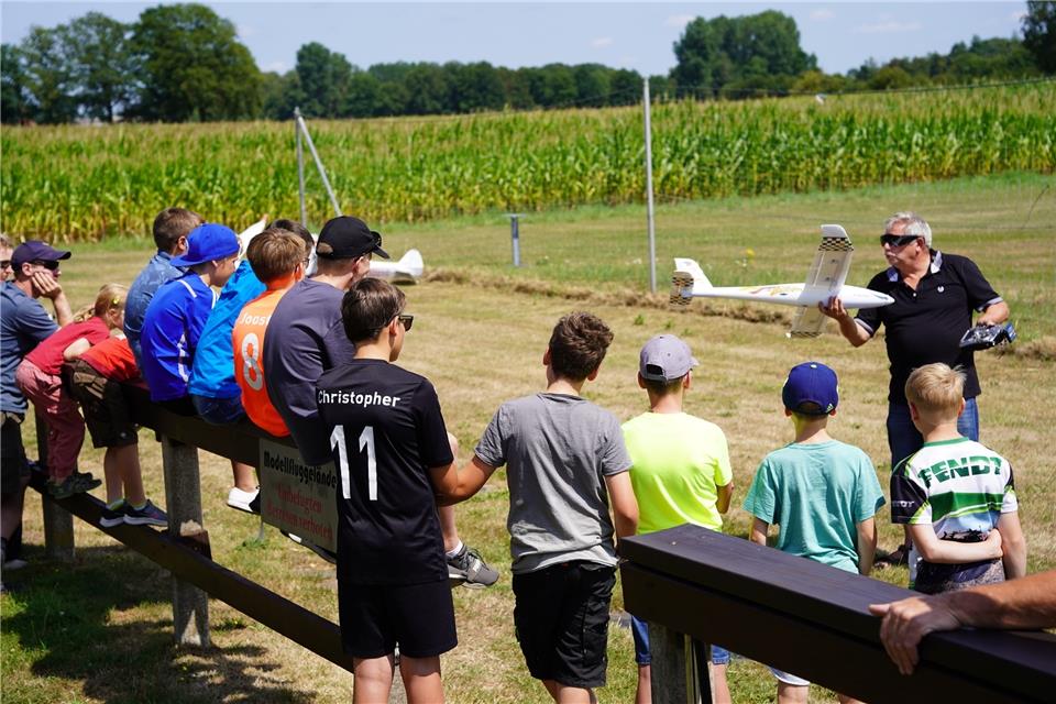 Die jungen Modellflieger zeigten großes Interesse am Schnupperangebot des Modellflug-Clubs in Raesfeld. 
