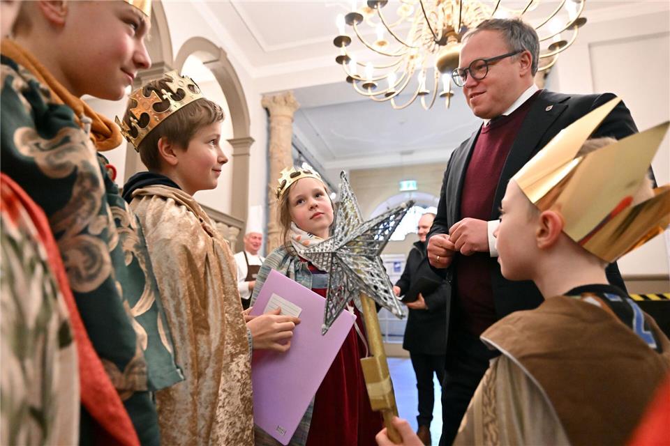 Die jungen Segensbringerinnen und Segensbringer kommen aus Thüringer Gemeinden in die Landeshauptstadt und haben den Dreikönigssegen im Gepäck.Martin Schutt/dpa