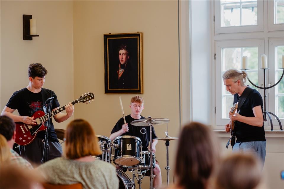 Die jungen Talente geben ein Konzert im Rittersaal des Schlosses.