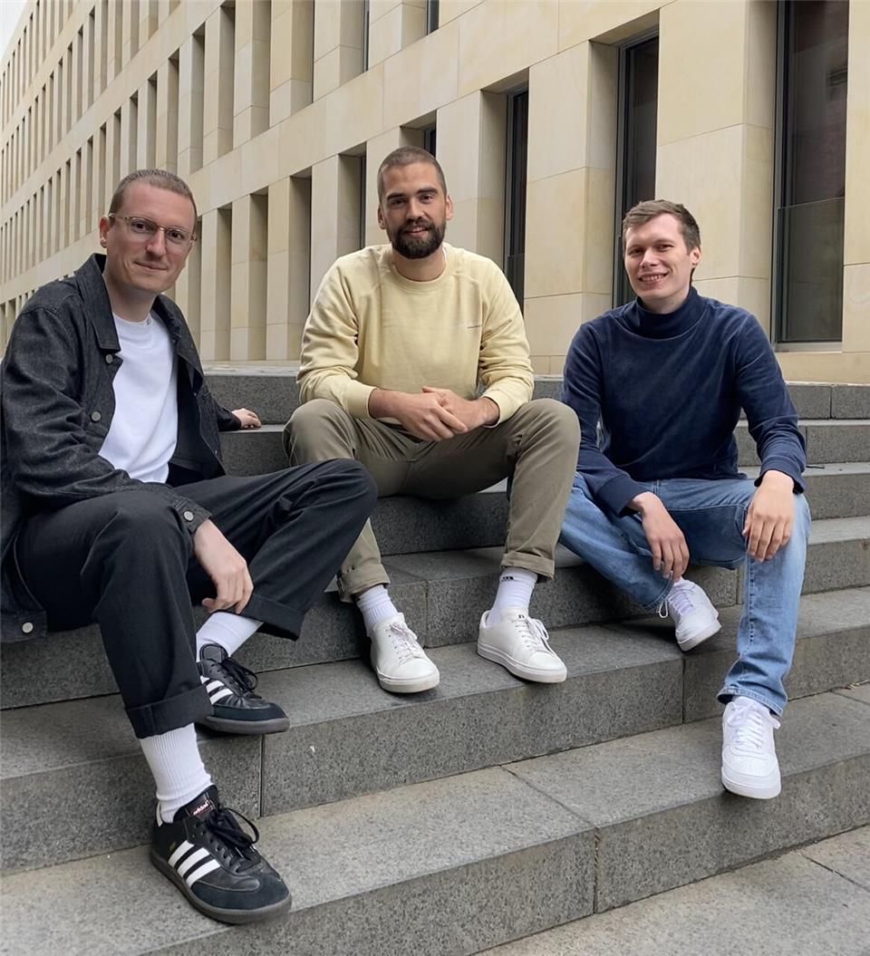 Die kaarlo-Gründer Jan-Eric Gawande, Tobias Barg, Dr. med Felix Sümpelmann (v.l.) haben im Jahr 2013 gemeinsam Abitur am Gymnasium Remigianum gemacht.