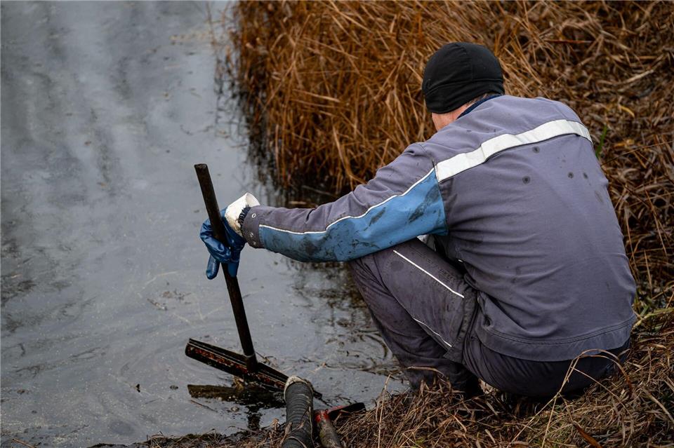 Die kaputte Ölpipeline in der Uckermark hat bislang noch keine Gewässer in Mecklenburg-Vorpommern verschmutzt.Fabian Sommer/dpa