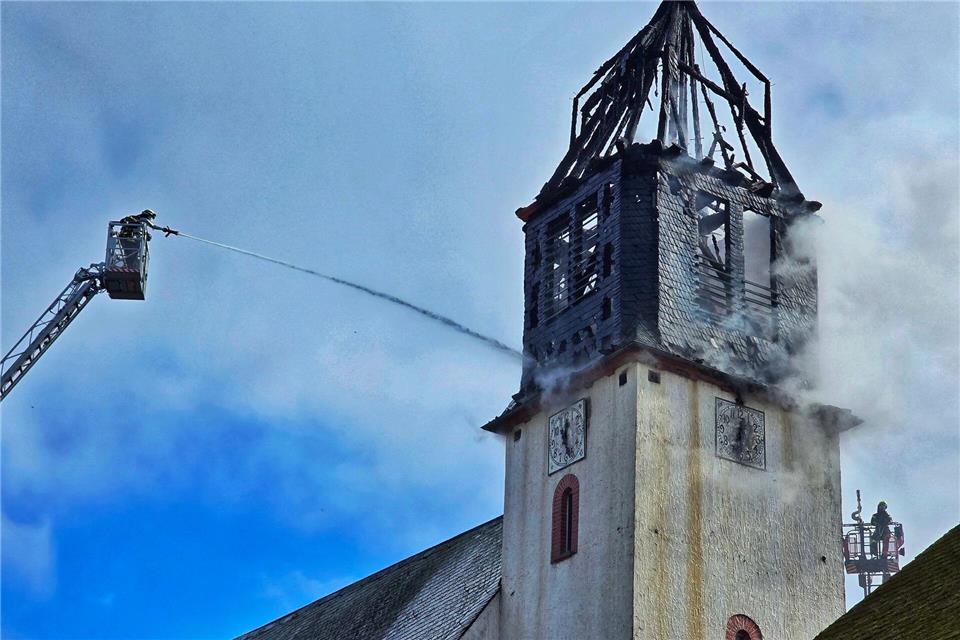Dachstuhl eines Kirchturms im Hunsrück abgebrannt Die katholische Kirche „Peter und Paul“ stammt aus der zweiten Hälfte des 18. Jahrhunderts.Sebastian Schmitt/dpa