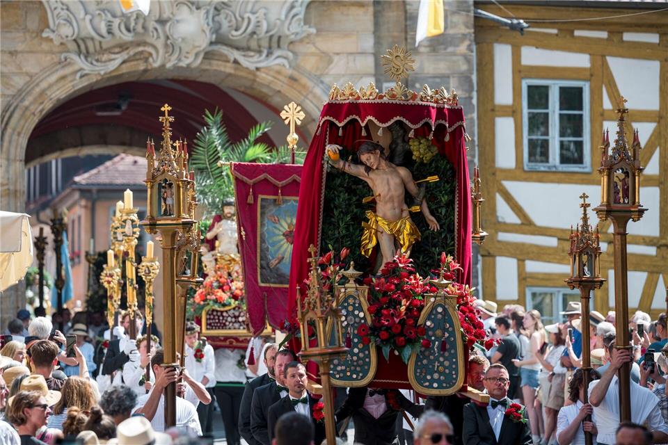 Die katholische Kirche entfaltet Prunk und Pracht an Fronleichnam. (Archivbild)Daniel Vogl/dpa