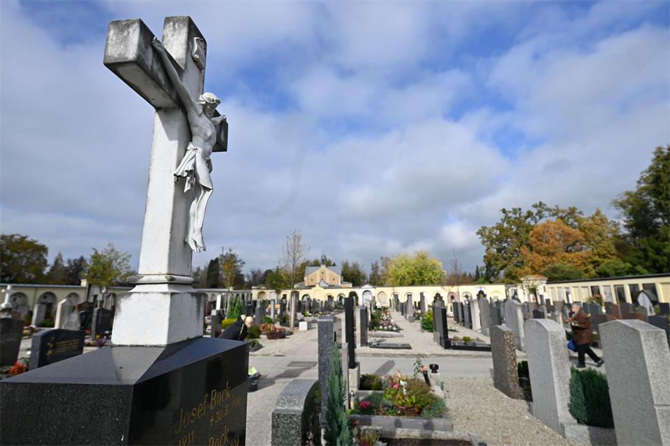Die katholische Kirche feiert am 1. November Allerheiligen. (Symbolbild)Uwe Lein/dpa