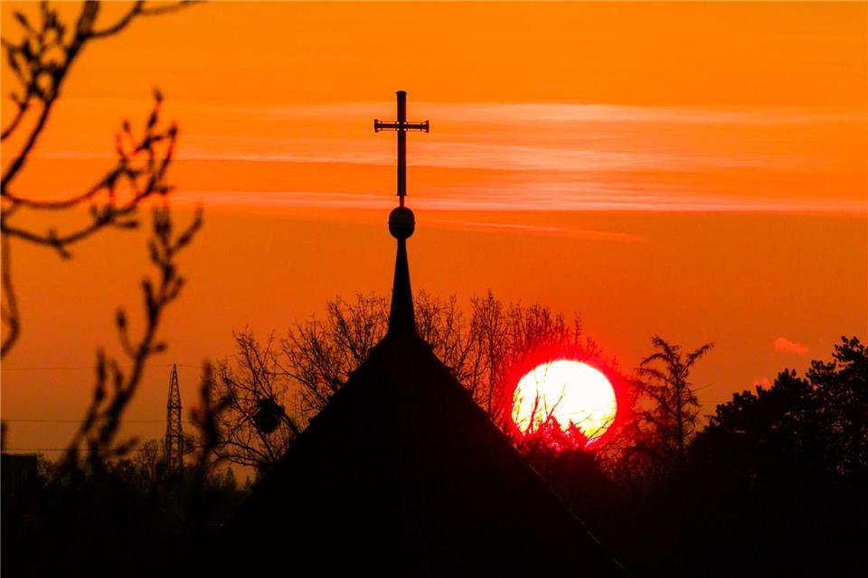 Die katholische Kirche in Deutschland will sich in Rom die Erlaubnis einholen, dass auch Laien in Messen predigen dürfen. (Symbolbild)Julian Stratenschulte/dpa