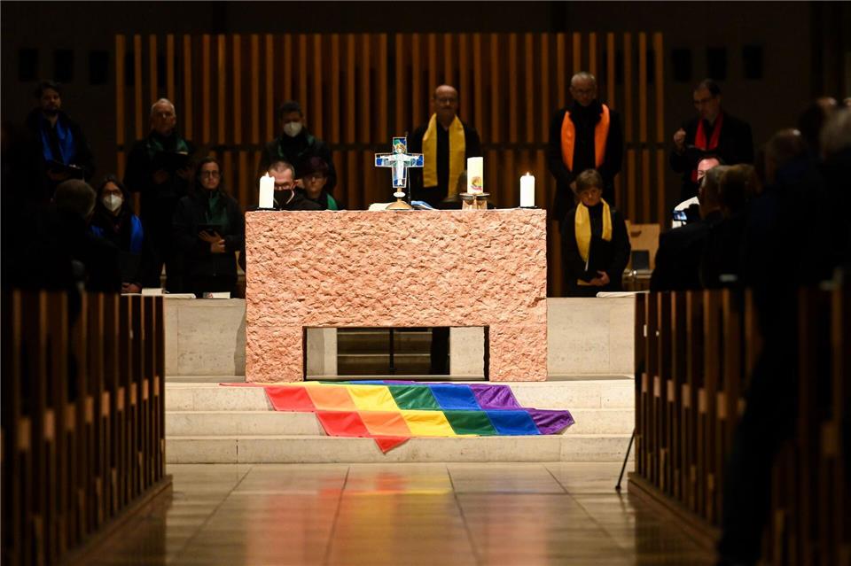 Die katholische Kirche und die Regenbogenflagge - keine unkomplizierte Beziehung. (Archivfoto)Tobias Hase/dpa