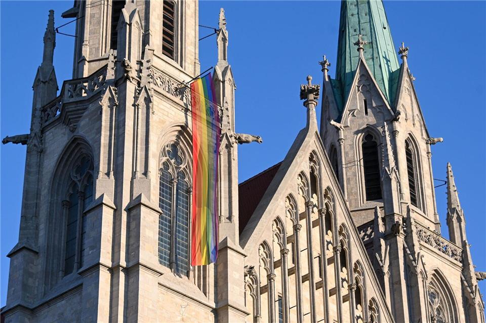 Die katholische Kirche und die Regenbogenflagge - keine unkomplizierte Beziehung. (Archivfoto)Tobias Hase/dpa