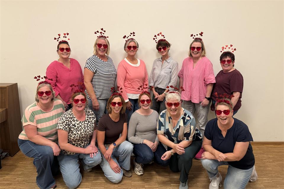 Die kfd-Frauen proben wieder für ihre Aufführungen Ende Oktober. Dann bringen sie wieder viele unterhaltsame Sketche auf die Bühne der Gesamtschulaula.