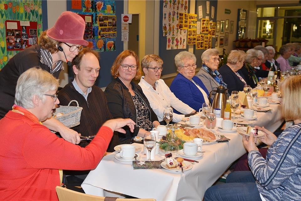 Die kfd Raesfeld und Pastor Tilling während der Versammlung.