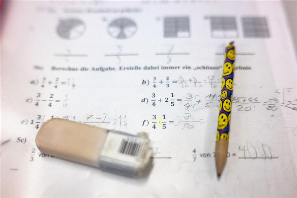 Die klassische schriftliche Division wird bald erst ab Klasse 5 zur Pflicht. (Symbolbild)Marijan Murat/dpa