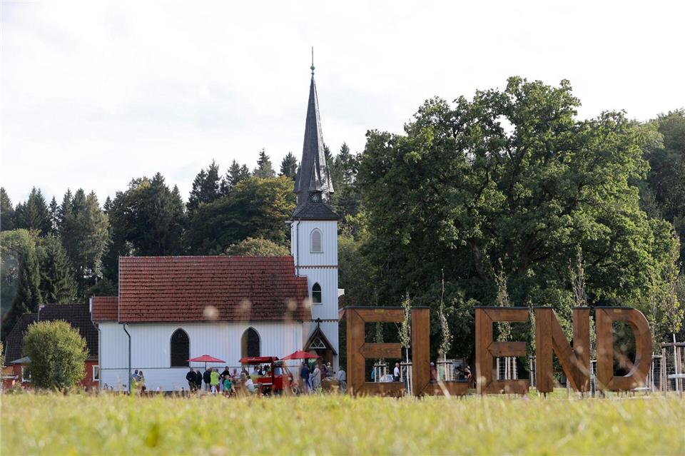 Die kleine Holzkirche zeigt sich nach der Sanierung im neuen Glanz.Matthias Bein/dpa
