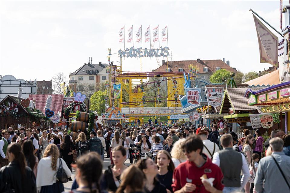 Die „kleine Wiesn“ dauert erstmals drei Wochen. Lukas Barth-Tuttas/dpa