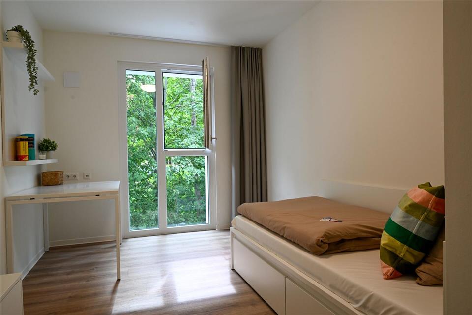 Die kleinen Appartements in Berlins erstem kommunalem Azubiwohnheim sind möbliert.  Soeren Stache/dpa