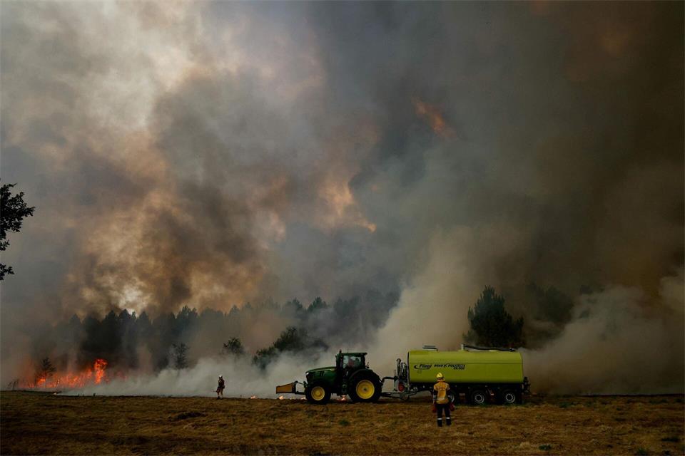 Die klimatischen Bedingungen haben die zahlreichen Waldbrände in Frankreich noch verschlimmert. (Archivbild)Alain Jocard/AFP/dpa