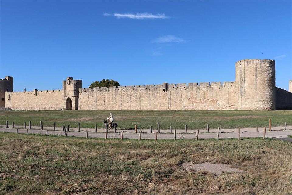 Die königliche Stadtmauer von Aigues-Mortes ist 1,6 Kilometer lang und fast 800 Jahre alt.Deike Uhtenwoldt/dpa-tmn