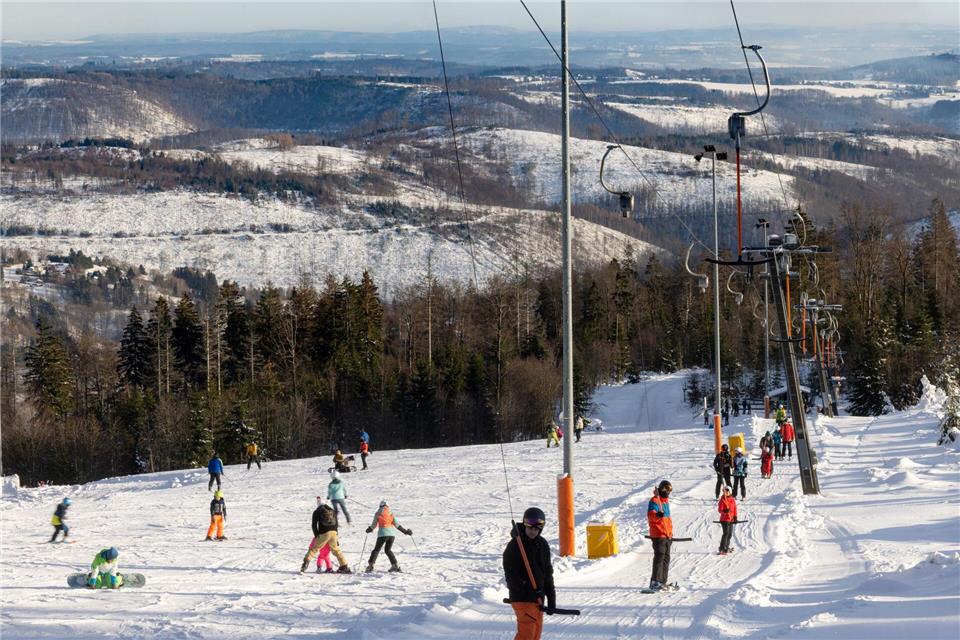 Die kommende Wintersaison im größten Thüringer Skigebiet ist nach der Insolvenz des bisherigen Betreibers nun gesichert. (Archivbild)Michael Reichel/dpa