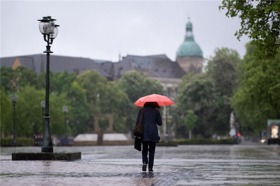 Die kommenden Tage bleibt es in Niedersachsen und Bremen nass und ungemütlich. (Symbolbild) Julian Stratenschulte/dpa