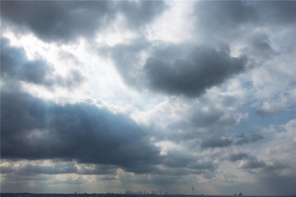 Die kommenden Tage bringen Wolken und auch Regen. (Archivbild)Boris Roessler/dpa