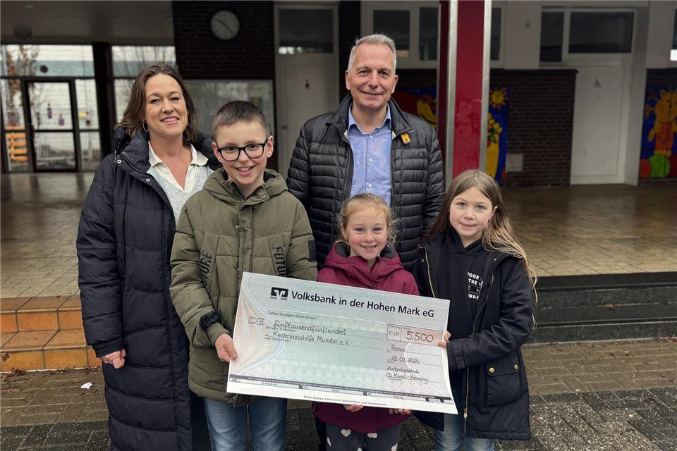 Die kommissarische Schulleiterin Dörthe Kunst-Henning übergibt mit den Schülersprechern Maximilian (von links), Ella und Vera die Spende an Rainer Schwital. Auf dem Foto fehlt der vierte Schülersprecher Piet.