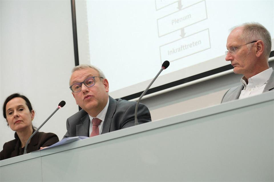 Die kommunalen Spitzenverbände sehen wegen hoher Schulden Aufgaben in Gefahr.Klaus-Dietmar Gabbert/dpa
