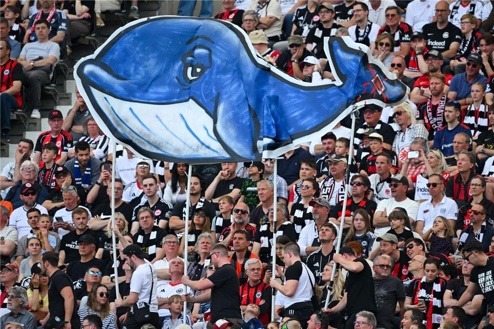 Die kreativste Offensivaktion kam nicht von den Spielern, sondern von den Rängen. Ein Wal wurde durch die Eintracht-Kurve getragen.Florian Wiegand/dpa