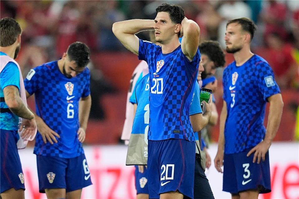 Die kroatischen Spieler waren nach dem Aus fassungslos - auch wegen einer Schiri-Entscheidung.Mike Stewart/AP/dpa