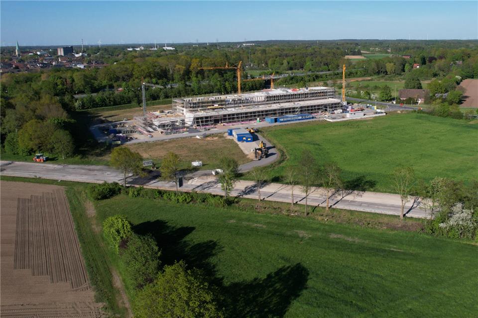 Die künftige Feuerwache ist derzeit Borkens größte Baustelle. Laut Stadtverwaltung liegen die Arbeiten im Zeit- und Finanzplan. Im Bildvordergrund verläuft die B70, derzeit ebenfalls Baustelle.