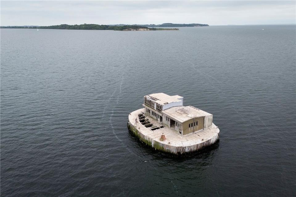Die künstliche Insel steht im Greifswalder Bodden, südöstlich der Insel Rügen.Philip Dulian/dpa