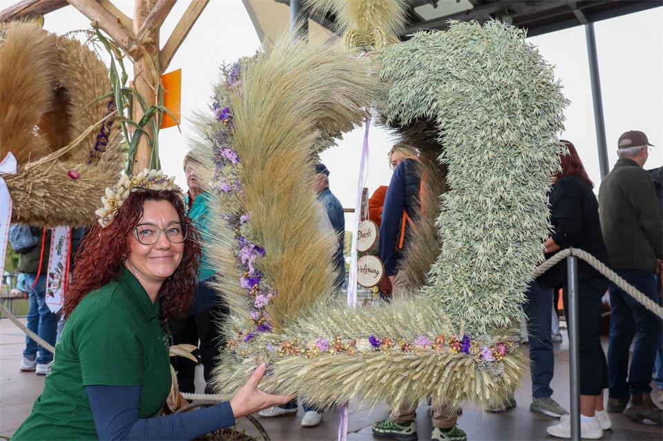 Die kunstvoll gebundene Erntekrone der „Ährenmädels“ überzeugte sowohl Jury als auch Publikum.Peter Gercke/dpa