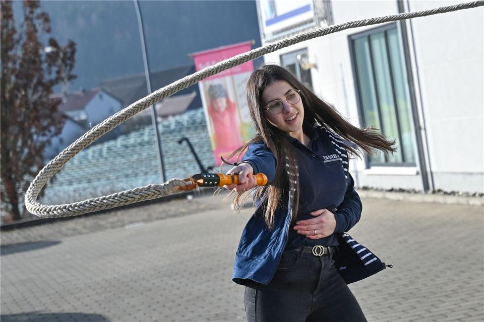 Die kunstvoll gefertigten Peitschen gehören am Bodensee vielerorts zur Fastnacht dazu.Katharina Kausche/dpa