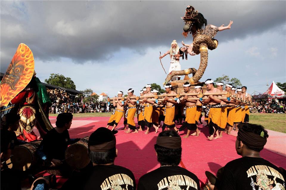 Die kunstvoll gestalteten Skulpturen, Ogoh-Ogoh genannt, stehen für böse Geister – und werden in einem symbolischen Akt der Reinigung verbrannt.Firdia Lisnawati/AP/dpa