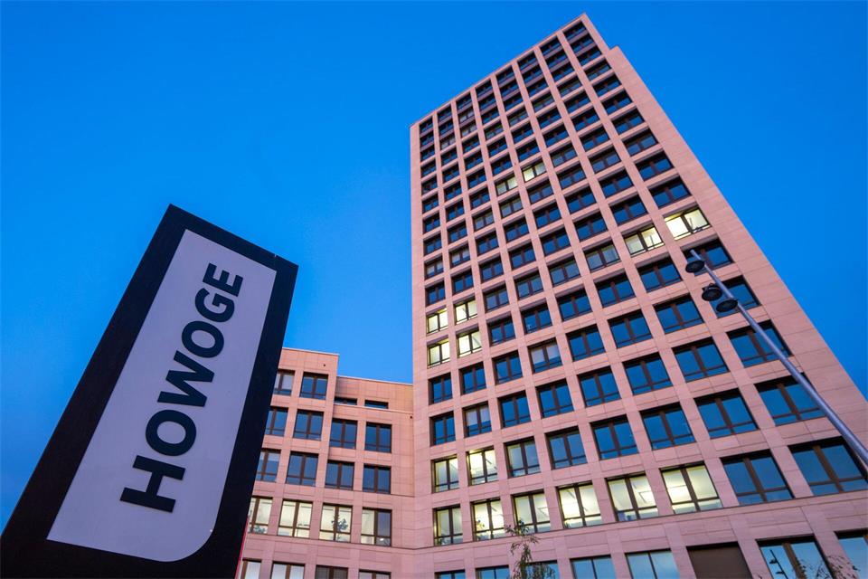 Die landeseigenen Wohnungsunternehmen erhöhen erneut die Mieten für Zehntausende Haushalte. (Archivbild)Monika Skolimowska/dpa