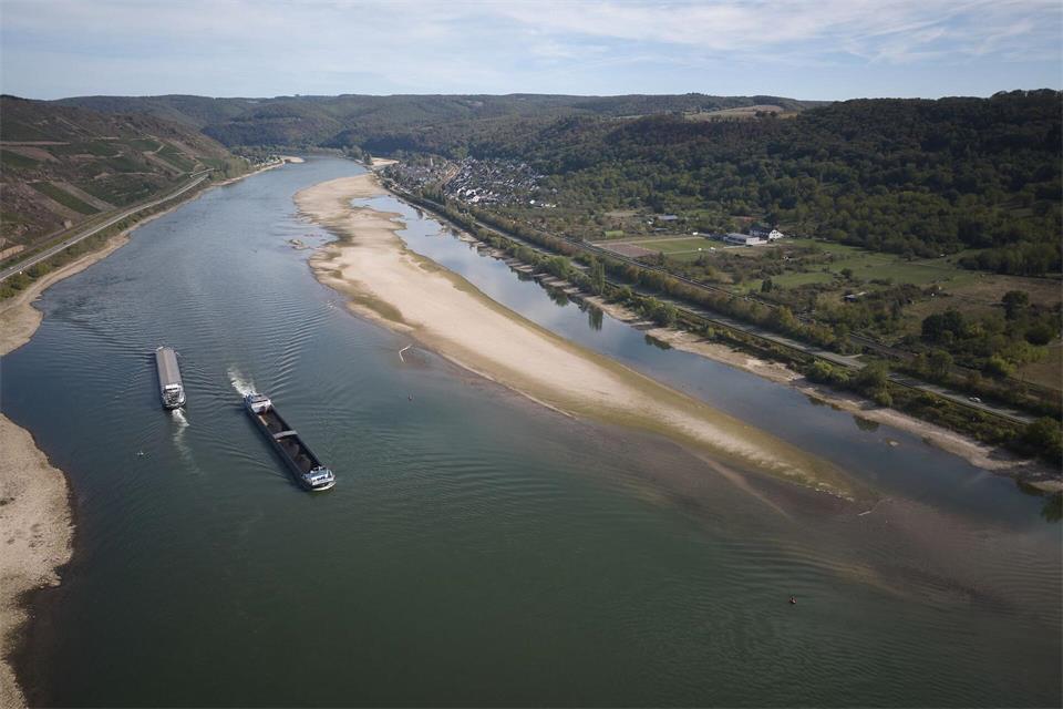 Die langanhaltende Trockenheit machte sich auch im Rhein bemerkbar. (Archivbild)Thomas Frey/dpa