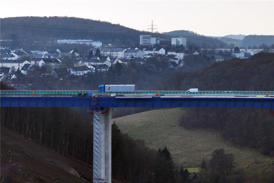 Die langjährige Sperrung der maroden Rahmedetalbrücke auf der wichtigen Nord-Süd-Verbindung A 45 war eine finanziell schwer zu überbrückende Zumutung für die betroffenen Unternehmen. (Archivbild)Sascha Thelen/dpa