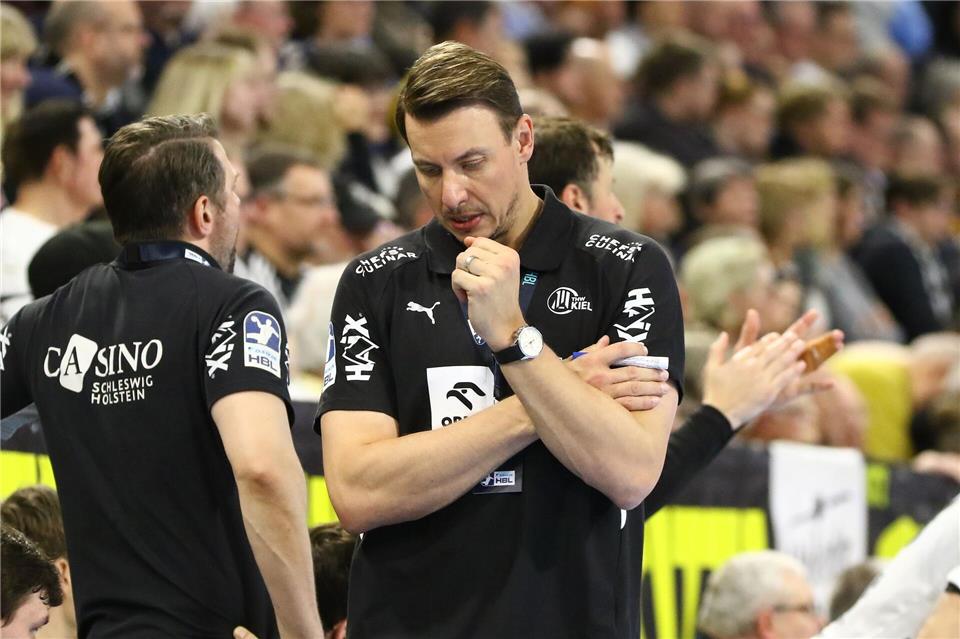 Die laufende Saison zwingt KIels Trainer Filip Jicha zum fortlaufenden Nachdenken. (Archivbild)Michael Hundt/dpa