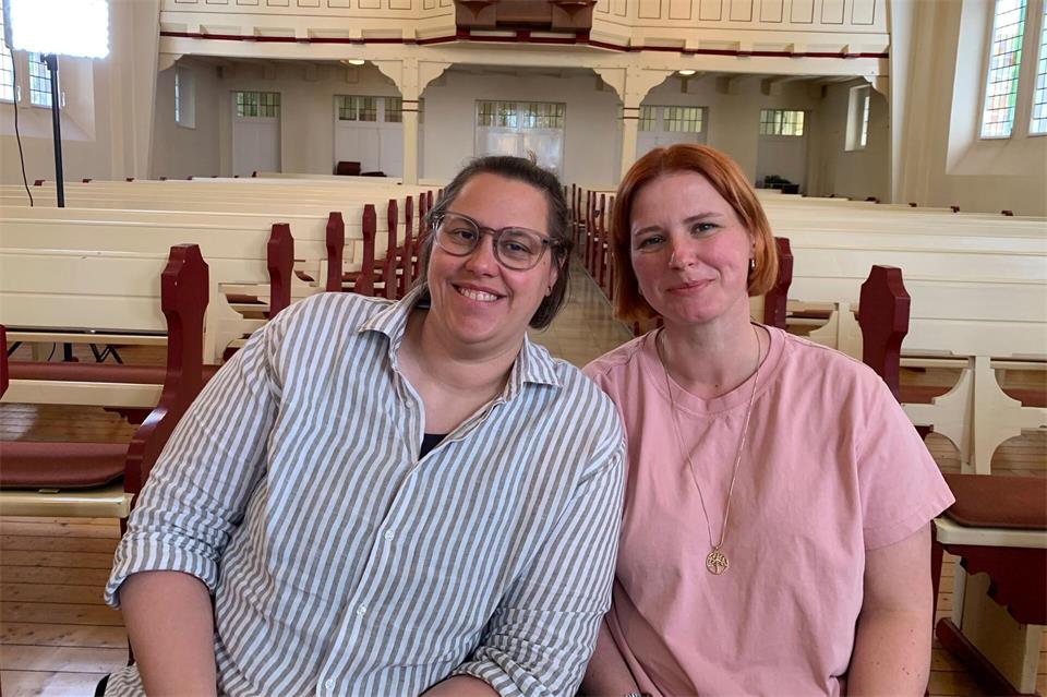 Die lesbischen Pastorinnen Steffi und Ellen Radtke bieten queersensible Seelsorge an. Manuel Gogos/ZDF/dpa