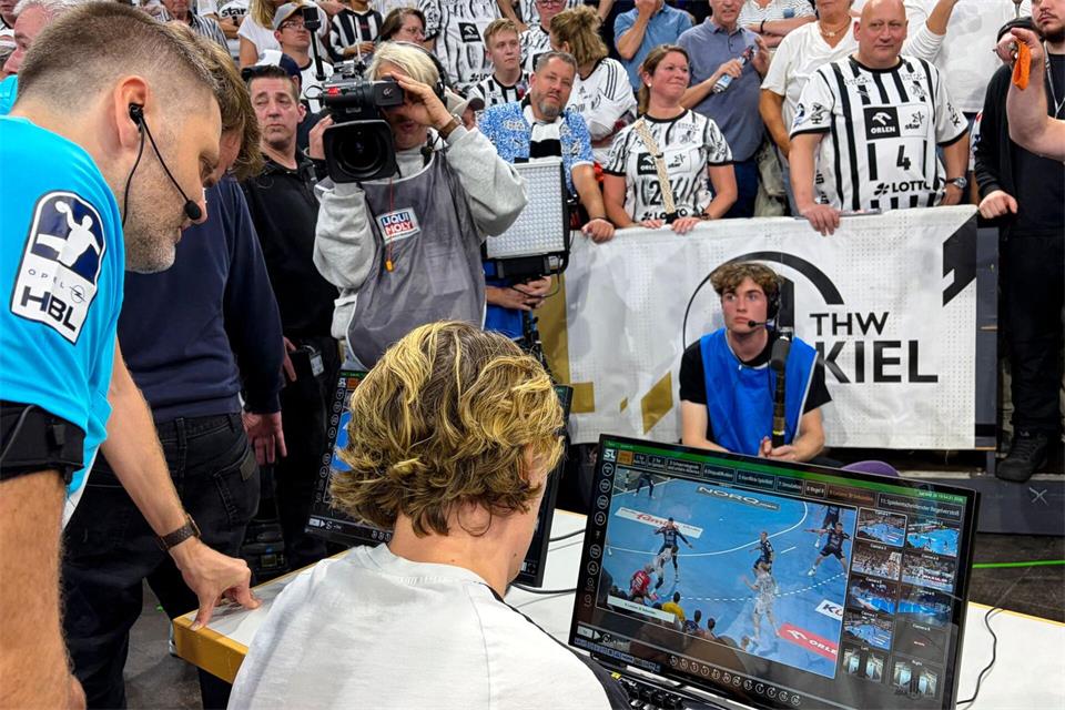 Die letzte Szene des Derbys wurde am Videoschirm überprüft.Frank Molter/dpa