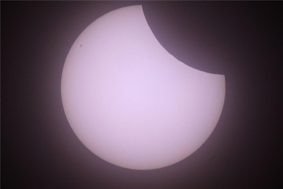 Die letzte partielle Sonnenfinsternis in Deutschland war Ende März 2025 zu erleben. Bei einem solchen Ereignis schiebt sich der Mond vor die Sonne. (Archivbild)Patrick Pleul/dpa