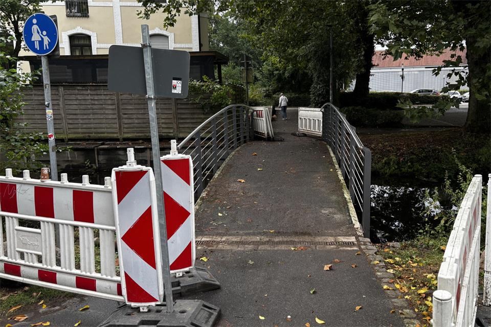 Die letzten Absperr-Baken zeigen noch, dass hier gearbeitet wurde. Mit Verzögerung gibt es hier ein neues Geländer.