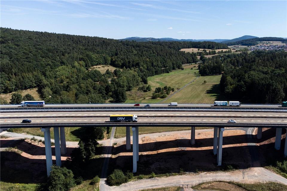 Die letzten Autos rollen über die alte Brücke (hinten). Kurz nach 13.00 Uhr führte der Verkehr erstmals in beiden Fahrtrichtungen über das neue Bauwerk.Hannes P. Albert/dpa