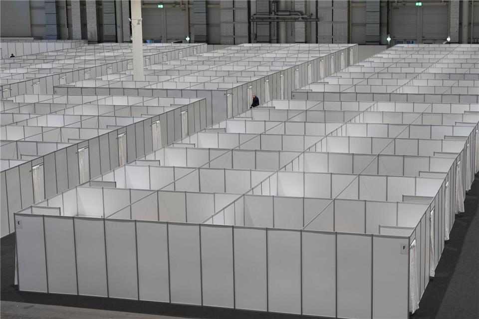Notunterkunft in den Messehallen wird geschlossen Die letzten Flüchtlinge aus der Notunterkunft in den Messehallen sollen in die neue Unterkunft im ehemaligen Selgros-Markt in Altona umziehen (Archivbild).Marcus Brandt/dpa