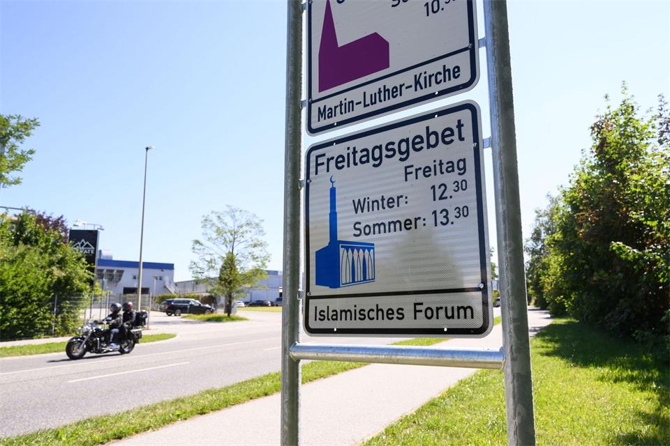 Die letzten drei Hinweisschilder für das Freitagsgebet in Penzberg sind beschmiert worden. (Archivbild)Lukas Barth-Tuttas/dpa