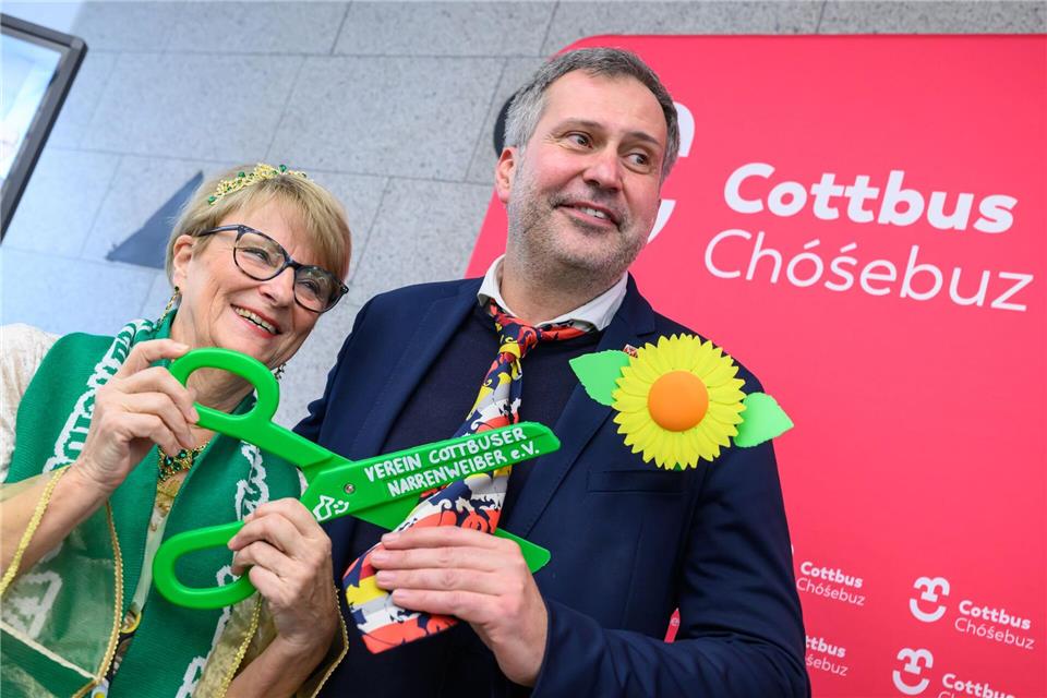 Die leuchtend bunte Krawatte des Cottbuser Oberbürgermeisters Tobias  Schick (SPD) musste zur Weiberfastnacht dran glauben. Patrick Pleul/dpa