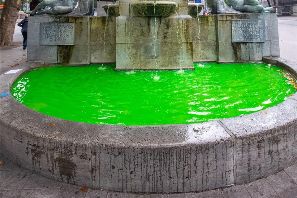 Die leuchtend grüne Farbe des Brunnenwassers ist den Klimaaktivisten zufolge unbedenklich.Bodo Marks/dpa