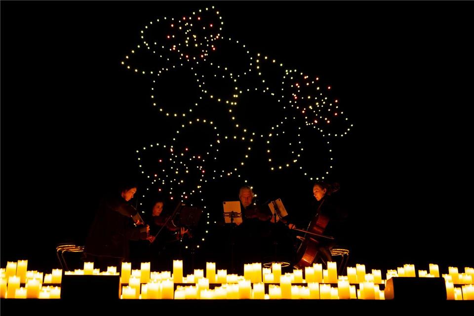 Die leuchtenden Drohnen formierten sich am Himmel. Sven Hoppe/dpa