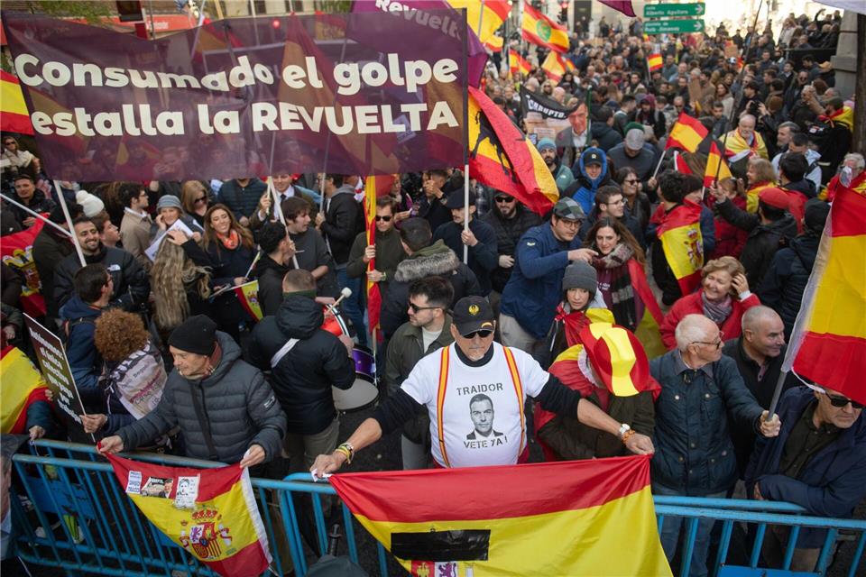 Die linke Minderheitsregierung gerät zunehmend unter Druck. Fernando Sánchez/EUROPA PRESS/dpa