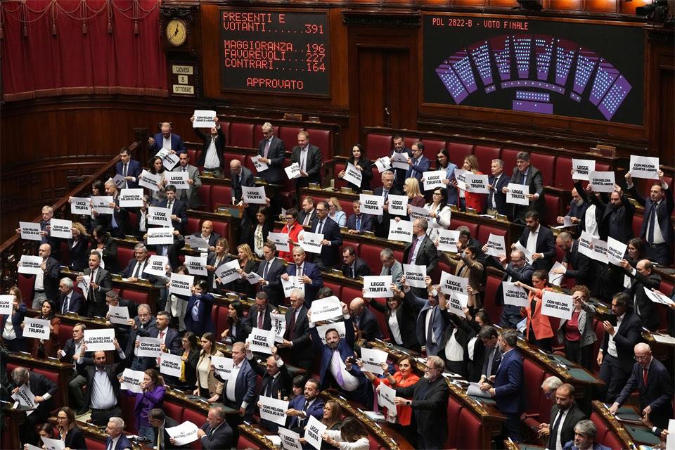 Die linke Opposition kritisiert das Vorhaben und nennt die Reform „Betrugsgesetz“.Andrew Medichini/AP/dpa