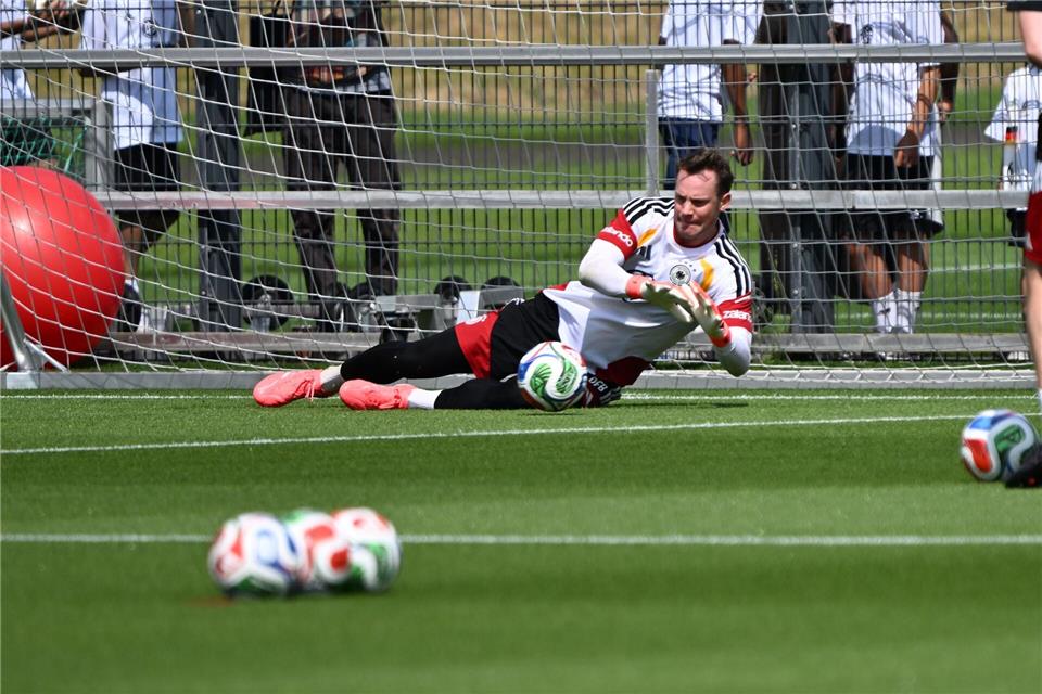 Die linke Problem-Wade hält: Manuel Neuer hält wieder erste Bälle im Training.Federico Gambarini/dpa
