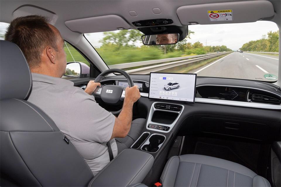 Die linke Spur? Sagen wir so, seinen Stammplatz dürfte sich der maximal 130 km/h schnelle Geely E2 woanders suchen.Thorsten Weigl/Geely/dpa-tmn