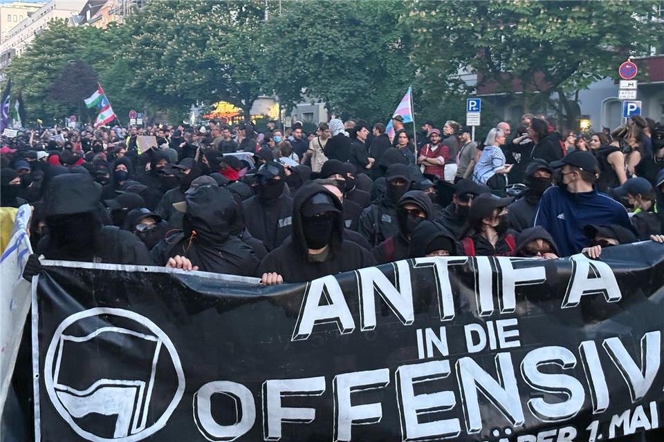 Die linke und linksradikale Demonstration am 1. Mai will in diesem Jahr wegen der Debatten um Zaun und Schließung am Görlitzer Park vorbeilaufen. (Archivbild)Andreas Rabenstein/dpa